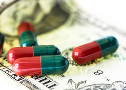 Miniatura per l'articolo intitolato:Follow the money : pandemia e profitti crescenti per le industrie farmaceutiche. Prima parte